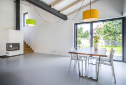 Rodinný dům v Písnici, daviddavidová architekti: Uvnitř je dům hodně prosvětlený, převazuje bílá výmalba a antracitové detaily