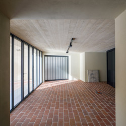 Pohled do interiéru přízemí (Bytový dům na Malé Straně; architektonický ateliér Ladislava Lábuse)