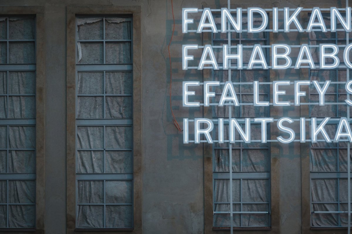 Světelný nápis na fasádě Kunsthalle Praha, Joël Andrianomearisoa