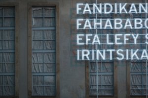 Světelný nápis na fasádě Kunsthalle Praha, Joël Andrianomearisoa
