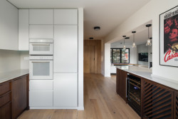 Rekonstrukce řadového domu u letiště, No Architects: Dispozičně se provoz proměnil tak, aby maximálně využil potenciál domu