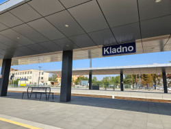 Nové přístřešky na třech nádražích v Kladně. Inovací prošly zejména podhledy - jsou to kazety, které umožní například vytvořit šikminu.