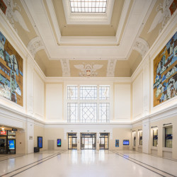 Stav po rekonstrukci - objekt podle architektky vyniká svojí symetrií a účelovou jednoduchostí vnitřního uspořádání (Rekonstrukce vlakového nádraží v Českých Budějovicích; A8000)