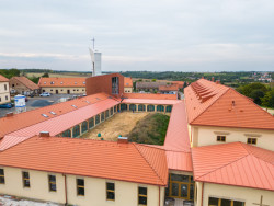 Řád bosých karmelitek proměňuje zemědělský statek v Drastech na své nové sídlo.