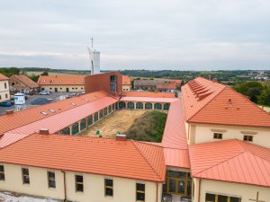 Řád bosých karmelitek proměňuje zemědělský statek v Drastech na své nové sídlo.