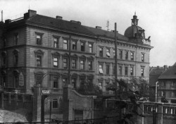 Tachovské náměstí ve dvacátých letech minulého století (Tachovské náměstí v Praze, OVA)