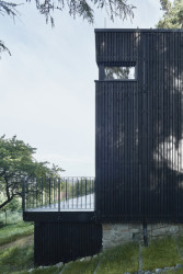 Chata Kostka na Vysočině, 0, 5 Studio: Investoři chtěli zachovat kamennou základnu 7x5 m, pozůstatek staré chaty, která rodině sloužila několik desetiletí