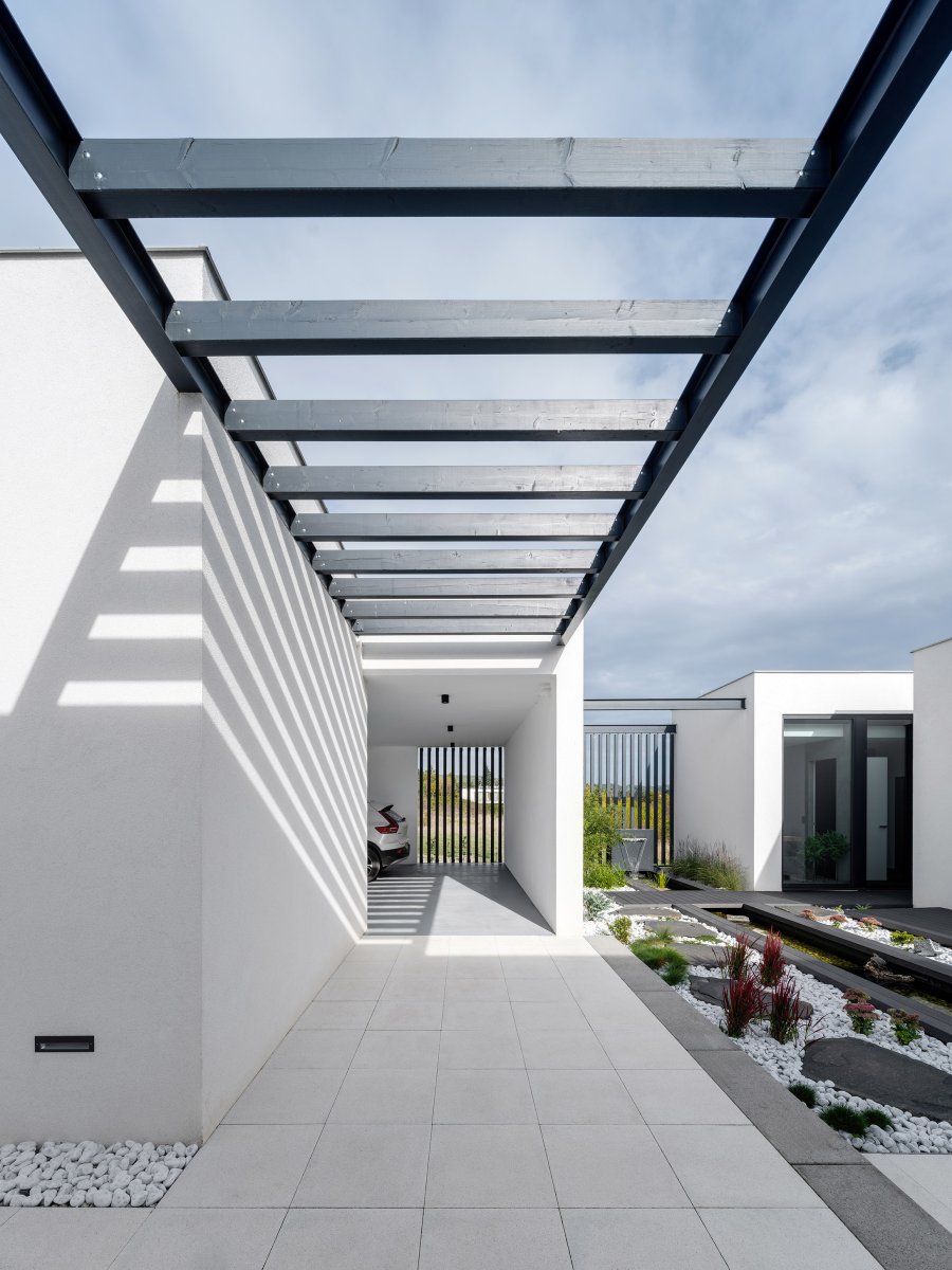 Pohled do atria (Vila u Prahy, boq architekti)
