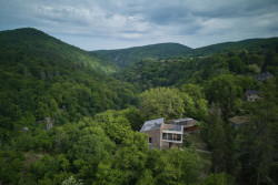 Dům je do ní zasazen nenápadně a s citem (Dům Medník, päivä architekti)