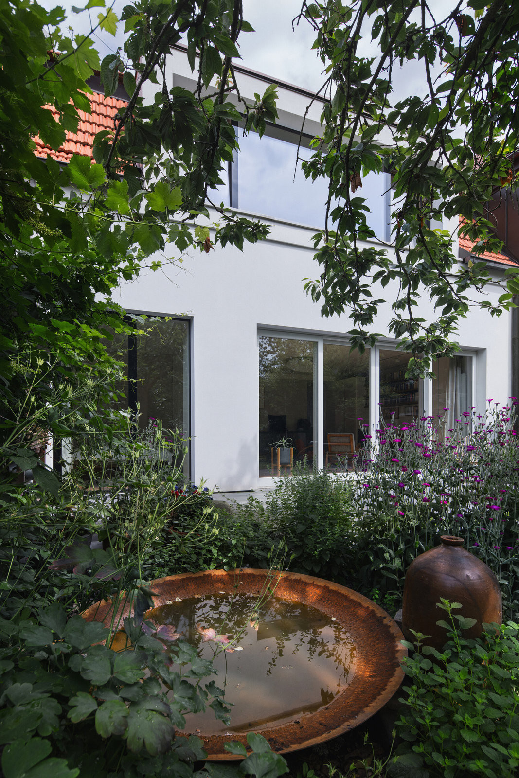 Původně v domě žili ještě se svými dětmi, nyní bylo potřeba změnit jeho využitelnost. (Rekonstrukce domu na Břevnově; Mimosa architekti)