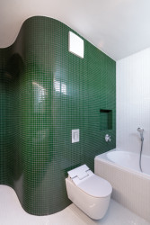 Koupelna s oblými rohy, které usnadňují průchod. (Interiér domu Ke Káčatům v Brně, studio AEIOU)