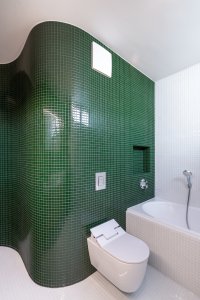 Koupelna s oblými rohy, které usnadňují průchod. (Interiér domu Ke Káčatům v Brně, studio AEIOU)