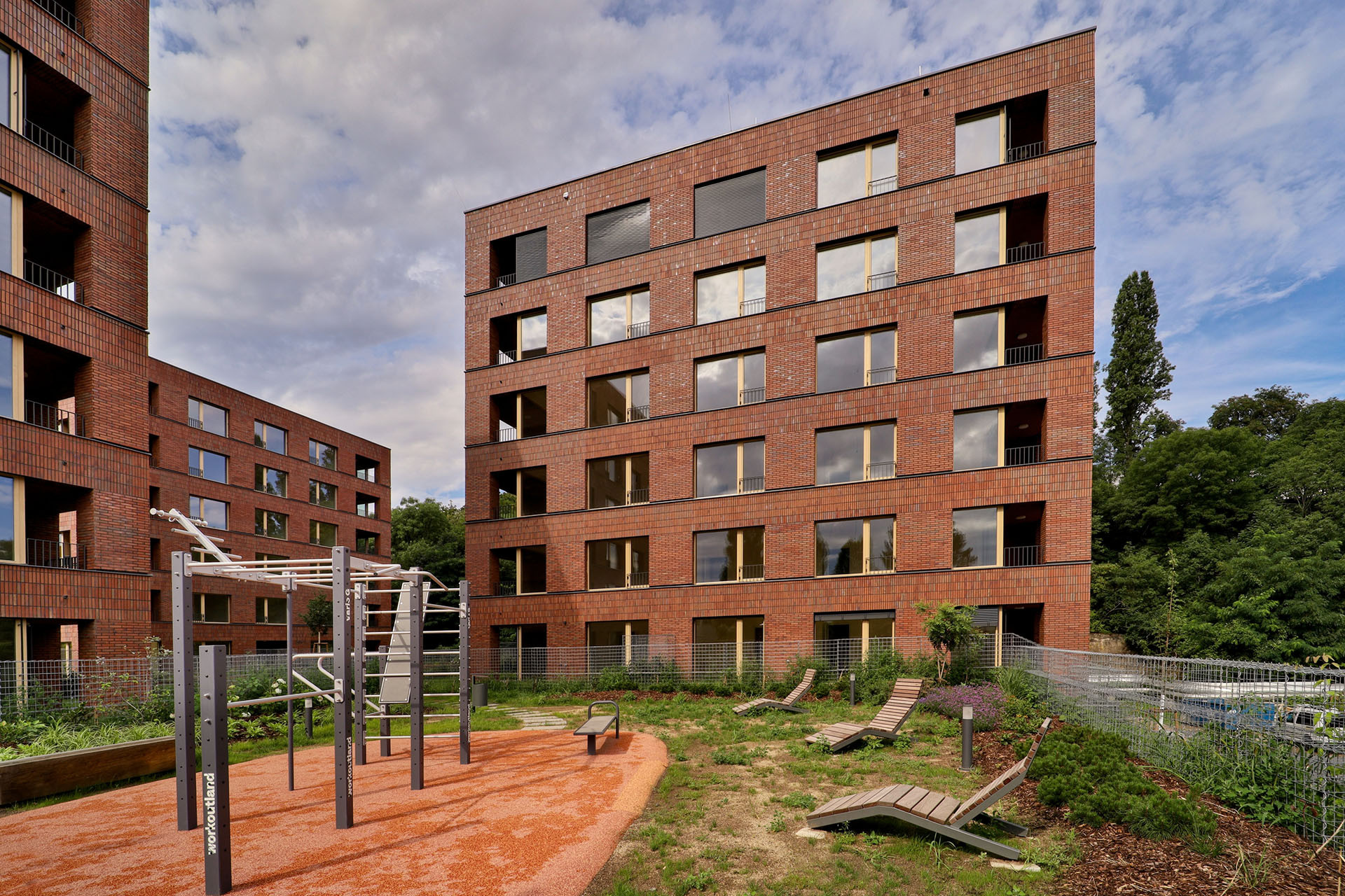 Na Julisce stojí tři nové bytové domy. Navrhlo je studio bod architekti.