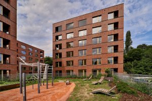 Na Julisce stojí tři nové bytové domy. Navrhlo je studio bod architekti.