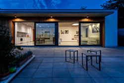 Ateliér LIPROJEKT s.r.o. zrealizoval rodinný dům obklopený zelení a výhledem do údolí.