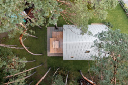 Architekti Martin Maňo a Tomáš Amtmann navrhli na břehu slovenské vodní nádrže Horná Studená Voda dřevěnou chatu