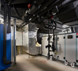 Sportovní hala ETB Sombroek ve městě Edam-Volendam v Nizozemsku od studia Kuiper Steur Architecten