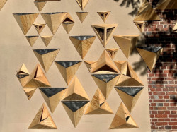 Domečky pro hmyz, netopýry a ptáky na fasádě ve Stuttgartu.