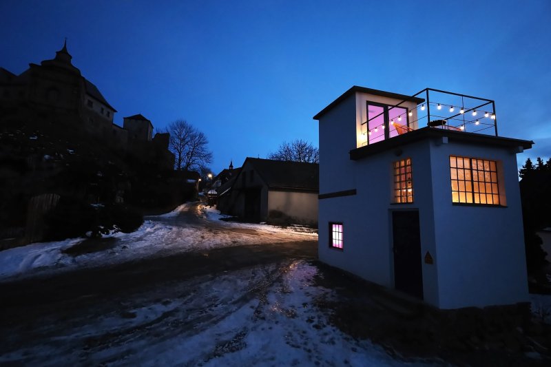Trafajda, RFF: Interiér ožil novým duchem a působivá instalace různých typů světel vytváří na malém intimním prostoru elektrizující náboj