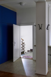 Byt se nachází ve třetím patře. (JanskyDundera, Rekonstrukce prvorepublikového bytu)