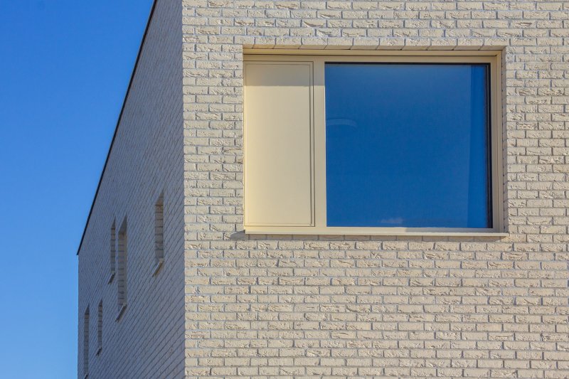 V patře se nacházejí dětské pokoje a ložnice rodičů. (Rodinný dům v Radotíně, System Recovery Architects)