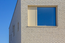 V patře se nacházejí dětské pokoje a ložnice rodičů. (Rodinný dům v Radotíně, System Recovery Architects)