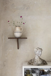 Jsou tu i předměty z půdy. (Apartmán v Laichterově domě, Other Projects Studio)