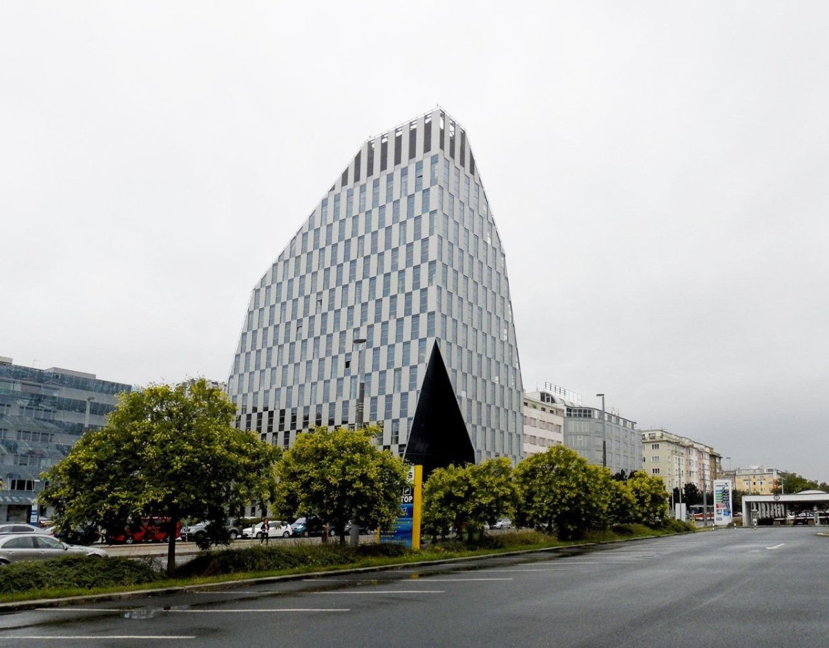 Vztah k okolí: Reaguje nová budova správně na okolní kontext? Na stránkách nabízejících nájem kanceláří v této budově je napsáno motto domu: „Crystal – a building like no other.“ Zdá se, že nelže. / Atelier 15: Libor Hrdoušek a Radek Lampa, Crystal – foto