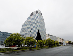 Vztah k okolí: Reaguje nová budova správně na okolní kontext? Na stránkách nabízejících nájem kanceláří v této budově je napsáno motto domu: „Crystal – a building like no other.“ Zdá se, že nelže. / Atelier 15: Libor Hrdoušek a Radek Lampa, Crystal – foto