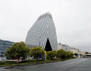 Vztah k okolí: Reaguje nová budova správně na okolní kontext? Na stránkách nabízejících nájem kanceláří v této budově je napsáno motto domu: „Crystal – a building like no other.“ Zdá se, že nelže. / Atelier 15: Libor Hrdoušek a Radek Lampa, Crystal – foto