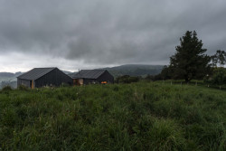 Modulární dvojdům od architekta jménem Rubén Gómez Gañán v Kolumbii