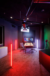 ...jiné tmavé s neonovým světlem. K výbavě patří i podcastové studio. (Kanceláře firmy SCS Software, studio Perspektiv)