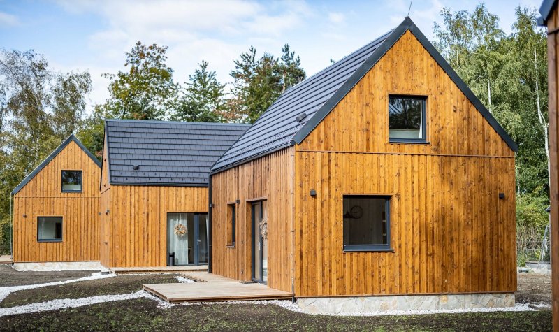 Petr Aster, architekt a grafik projektu, vybral pórobeton Ytong pro jeho tepelněizolační vlastnosti, přírodní složení a příjemné klima v interiéru. Použité materiály: tvárnice Ytong Lambda YQ PDK, příčkovky Ytong Klasik, vyztužené nosné překlady Ytong, Ytong zdící malta, Ytong zakládací malta tepelněizolační, vnitřní a vnější tepelněizolační omítky Ytong (Rodinné chaty u jezera Katlov)

