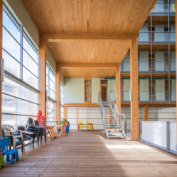 La Borda představuje průlomový model družstevního bydlení, kde se komunitní správa, sdílené prostory a udržitelná architektura spojují v jeden živý, flexibilní organismus.