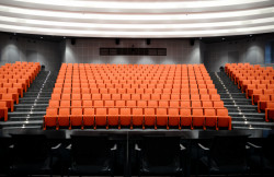 Čerstvě zrekonstruovaná UTB aula ve Zlíně od Evy Jiřičné (Al - Design)