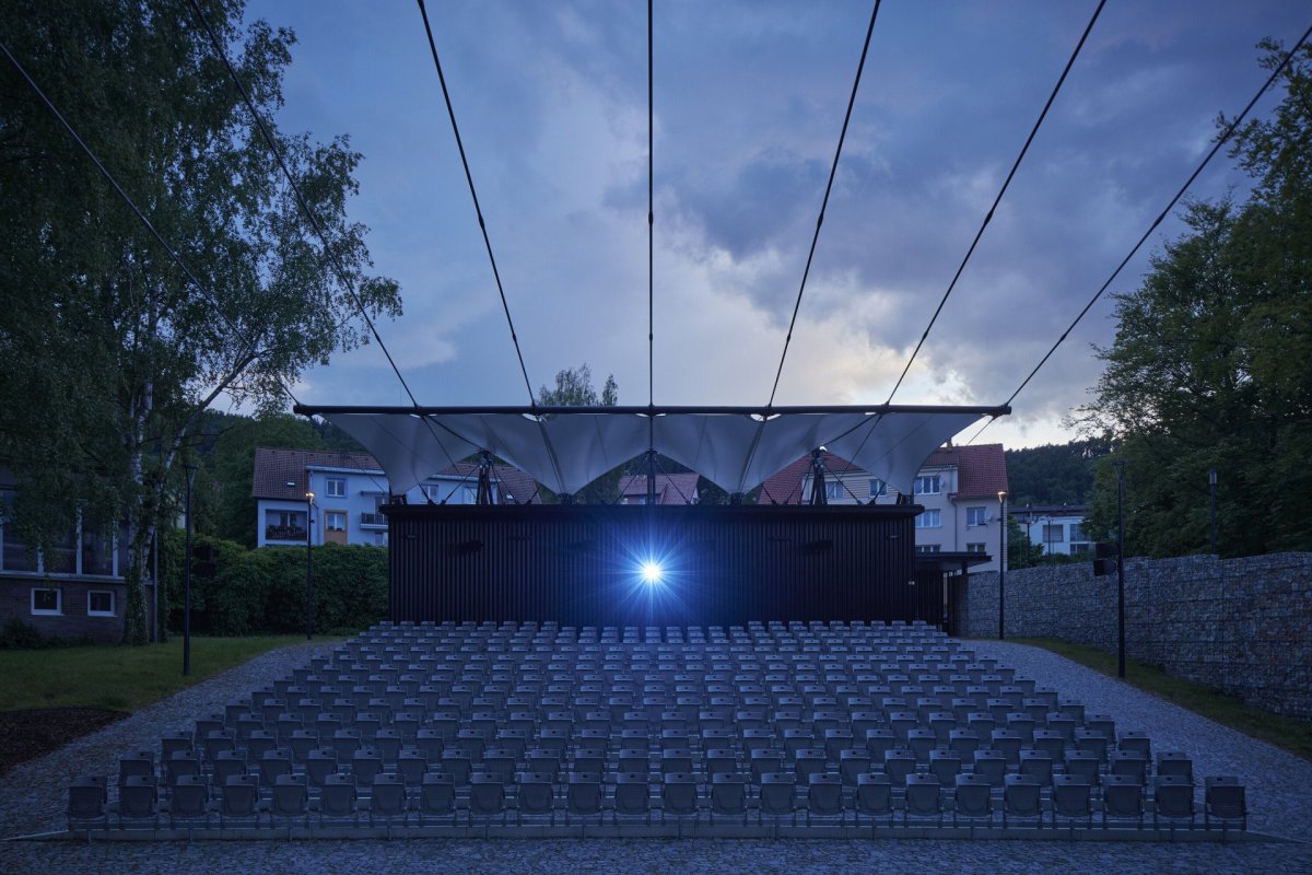 Letní kino Prachatice, Mimosa Architekti: Plachta zastřešení vytváří dojem lehkých, zdánlivě dočasných, letních objektů
