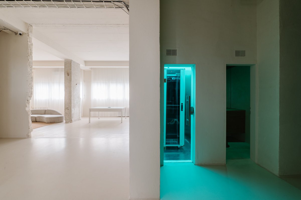 Nasvícená technická místnost jako barevný kontrast ke světlému lounge (Kreativní studio v socialistických prostorech; Absurd Studio)