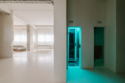 Nasvícená technická místnost jako barevný kontrast ke světlému lounge (Kreativní studio v socialistických prostorech; Absurd Studio)