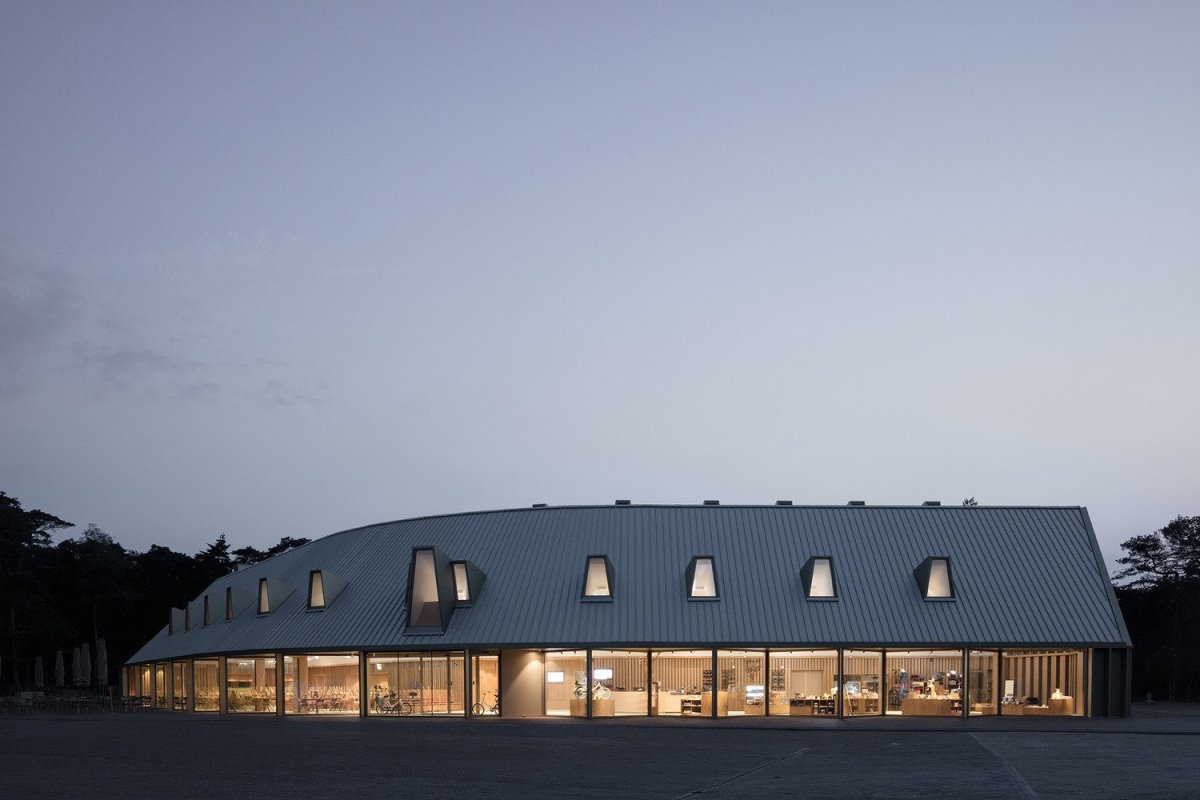 Návštěvní pavilon v národním parku Hoge Veluwe od dvou architektonických kanceláří De Zwarte Hond a Monadnock
