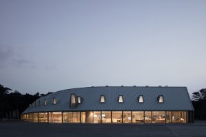 Návštěvní pavilon v národním parku Hoge Veluwe od dvou architektonických kanceláří De Zwarte Hond a Monadnock