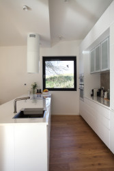 Prodesi/Domesi - Dřevostavba u Benešova: Světlý interiér doplňuje dřevěná podlaha