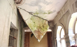 Interiéry kapucínského kláštera v Žatci před obnovou.