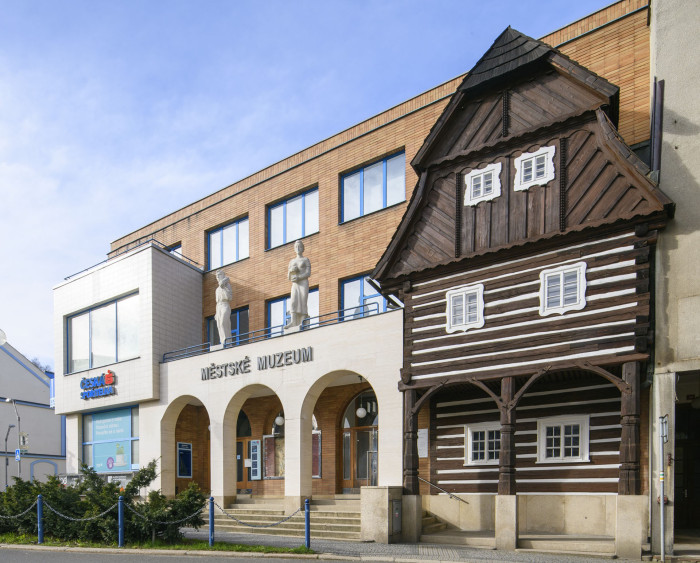 Roubenka se potkala s kvádrem. Budova Městského muzea po rekonstrukci.