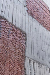 Pohledové betonové stěny s vsadkami z cihel (3) - foto