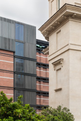 Výtah jede rovnou do nejvyššího podlaží, kde je restaurace. (Rekonstrukce obchodního domu La Rinascente, studio 2050+)