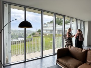 Apartmán v bílé vlnovce. Byty budou mít předzahrádky právě na místě někdejších teras.