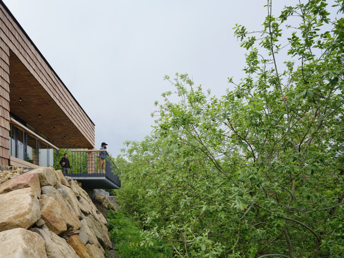Šindel a pískovec, tradiční materiály Beskyd (Brána Pusteven; henkai architekti)