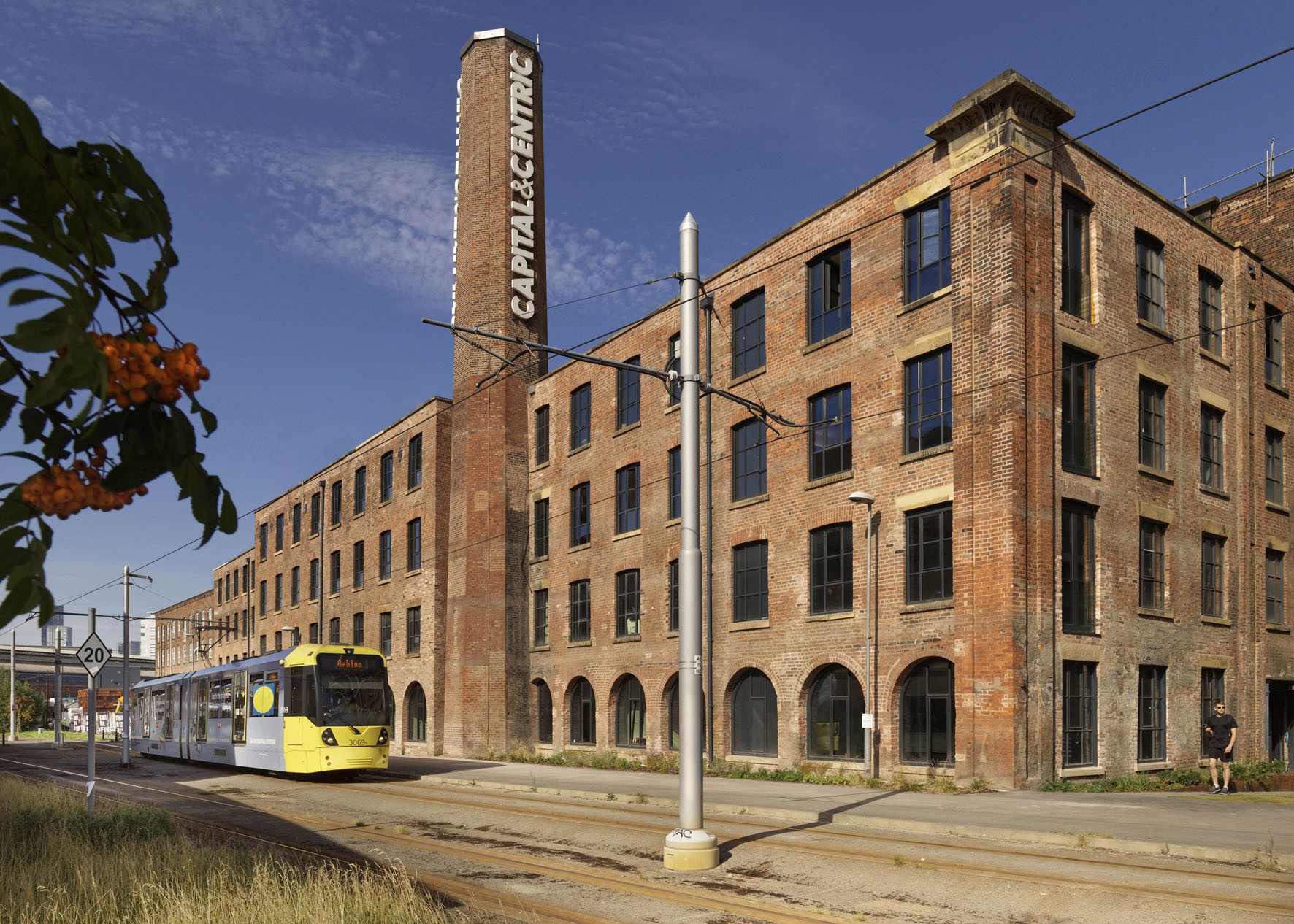 Architekti využili krásu téměř dvěste let starého zdiva. (Projekt Crusader Works: Přádelny v centru Manchesteru přestavěné na bydlení, studio shedkm)