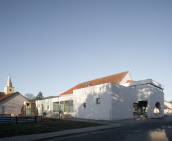 Sokolovna stojí ve svažitém terénu, proto došlo k vyrovnání celého přízemí a vzniku bezbariérového přístupu od návsi. (Sokolovna ve Veverských Knínicích, studio New Work)