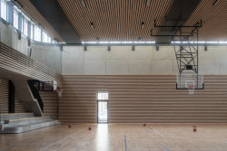 Vnitřní sportoviště je navrženo jako jeden veliký prostor, který lze předělit sítěmi na tři menší tělocvičny. (Hala Řevnice, Grido)